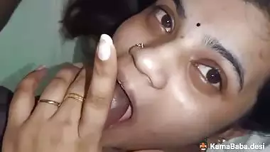 Cheating lady gives a desi blowjob to her horny lover
