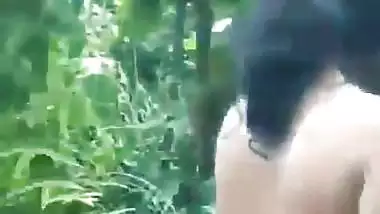 Village couple’s outdoor Indian sex video from the forest