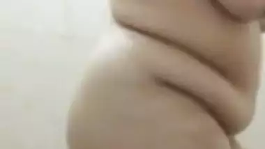 Malayali aunty bathing nude showing pussy