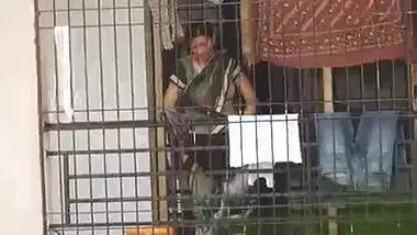 real desi aunty bhabhi saree hip boob hot show