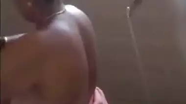 Big ass mature Indian aunty bathing videos online