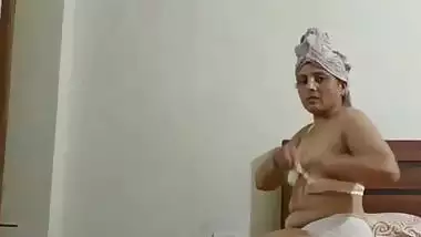 Mature bhabhi wearing dress after bath viral MMS