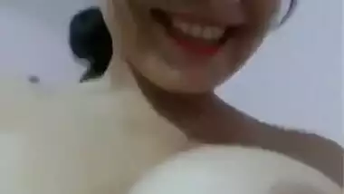 Glamorous Desi Bhabi bare show on selfie cam