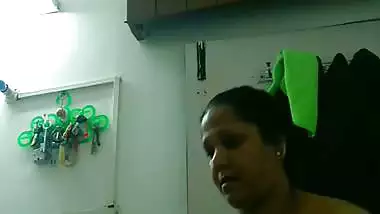 Stepmom naked after bath showing big boobs viral MMS