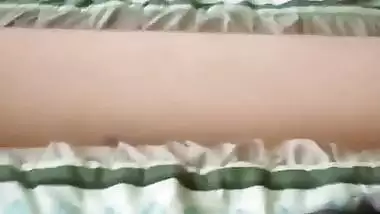 Married Delhi girl gives an Indian blowjob to her lover