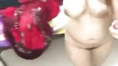 Hot desi girl records nude selfie