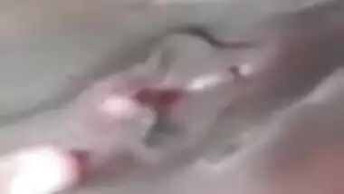 Exclusive- Desi Look Sexy Nri Girl Showing Her Wet Pussy