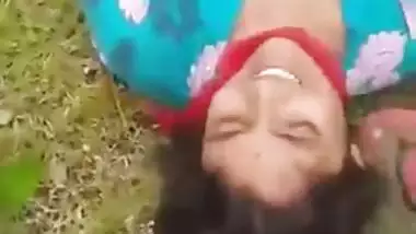 Cameraguy films his friend fucking Desi girl's XXX cave outdoors