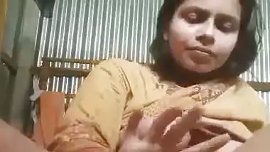 Indian lady masturbating MMS for her lover