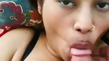 Hot model gives an Indian blowjob to her lover