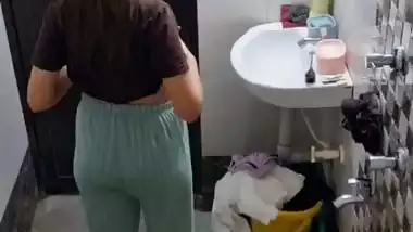 Neighbor girl boobs show before bathing viral MMS