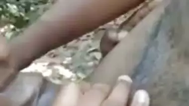 Desi lady sucks her lover’s dick outdoors on the farm