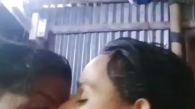 Dhaka guy boob presses and kisses in desi x video