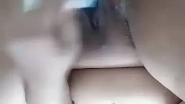 Busty Lahore babe masturbates with a toothpaste pouch