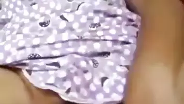 Indian girl masturbation MMS with a big cucumber