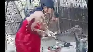 Dehati village bhabhi outdoor bathing mms