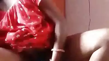 Horny lady puts a beer bottle in her pussy in Telugu porn