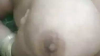 Bhabhi holding milky boobs in Pakistani solo nude clip